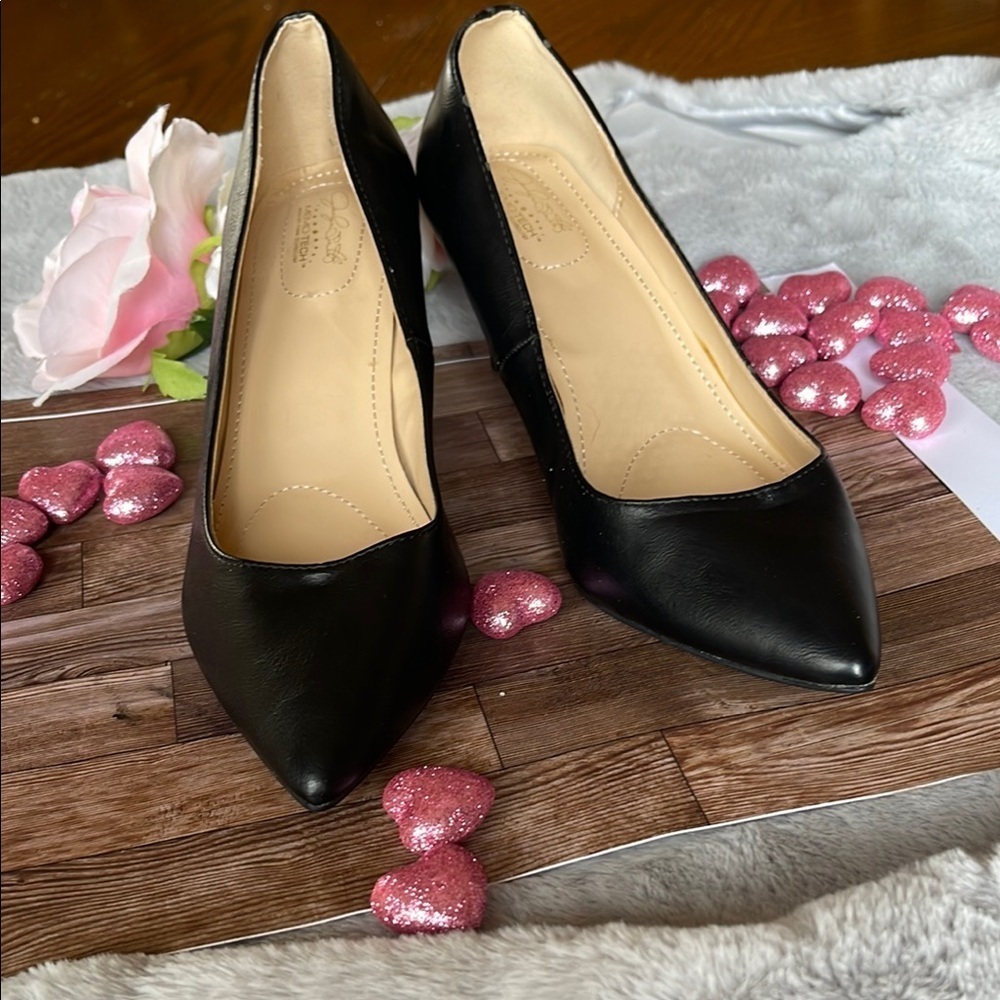 Jaclyn Smith Black Heels with Pointed Toe and Sleek Design
